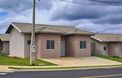Imagem: A casa em condomínio possui 2 Dormitórios, 1 Banheiro, 2 Vagas