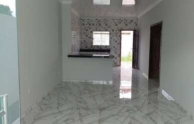 Imagem: A casa possui 3 Dormitórios, 2 Banheiros, 2 Vagas na garagem