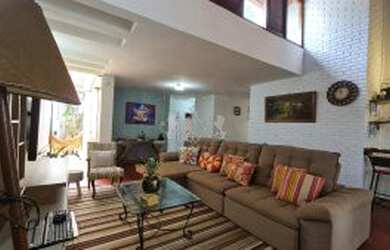 Imagem: A casa possui 3 Dormitórios, 1 Banheiro, 2 Vagas na garagem