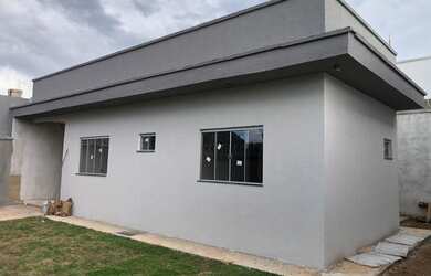 Imagem: A casa possui 2 Dormitórios, 2 Banheiros, 1 Vaga na garagem