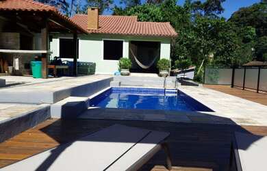 Imagem: A casa possui 5 Dormitórios, 3 Banheiros, 3 Vagas na garagem