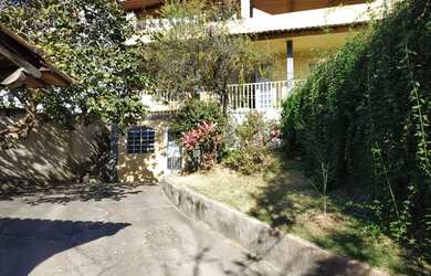 Imagem: A casa possui 4 Dormitórios, 3 Banheiros, 5 Vagas na garagem