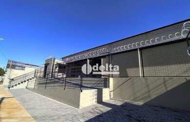 Imagem: O depósito possui 1 Vaga na garagem, 900m² de Área e está