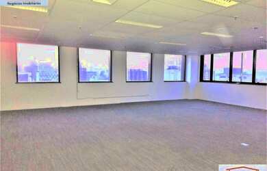 Imagem: O depósito possui 5 Vagas na garagem, 202m² de Área e está