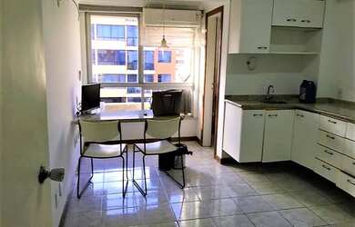 Imagem: O depósito possui 1 Vaga na garagem e 30m² de Área e está