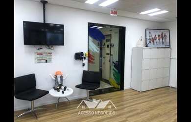 Imagem: O depósito possui 5 Vagas na garagem e 405m² de Área e está