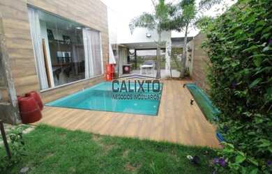 Imagem: A casa possui 4 Dormitórios, 1 Banheiro, 2 Vagas na garagem