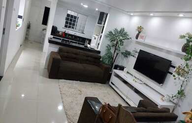 Imagem: A casa possui 3 Dormitórios, 2 Banheiros, 1 Vaga na garagem