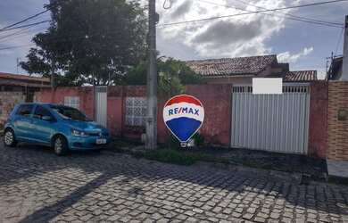 Imagem: A casa possui 3 Dormitórios, 1 Banheiro, 2 Vagas na garagem
