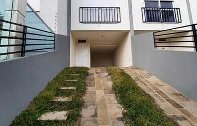 Imagem: A casa possui 3 Dormitórios, 2 Banheiros, 2 Vagas na garagem