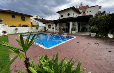 Imagem: A casa possui 5 Dormitórios, 3 Banheiros, 4 Vagas na garagem