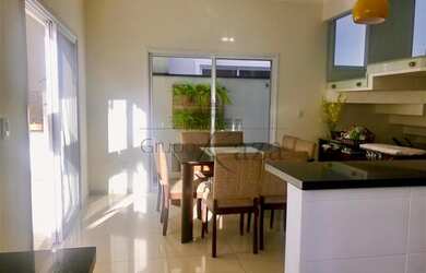 Imagem: A casa em condomínio possui 4 Dormitórios, 5 Banheiros, 2