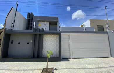 Imagem: A casa possui 3 Dormitórios, 2 Banheiros, 2 Vagas na garagem