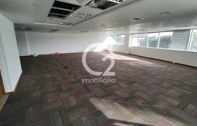 Imagem: O depósito possui 5 Vagas na garagem, 242m² de Área e está