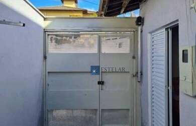 Imagem: A casa à venda possui 2 Dormitórios, 1 Banheiro, 2 Vagas na