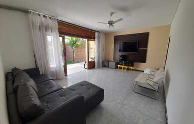 Imagem: A casa possui 3 Dormitórios, 1 Banheiro, 2 Vagas na garagem