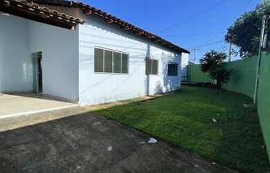 Imagem: A casa possui 3 Dormitórios, 2 Banheiros, 3 Vagas na garagem