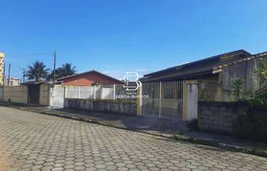 Imagem: A casa possui 3 Dormitórios, 2 Banheiros, 5 Vagas na garagem