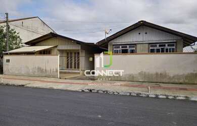 Imagem: A casa possui 4 Dormitórios, 2 Banheiros, 3 Vagas na garagem