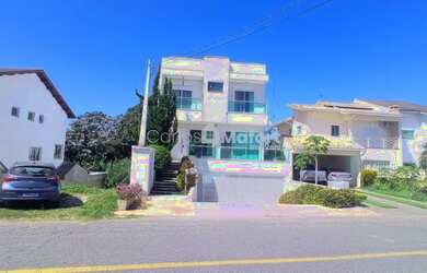 Imagem: A casa em condomínio e possui Dormitórios, Suítes, Banheiros