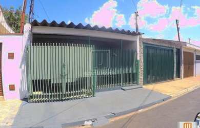 Imagem: A casa possui 2 Dormitórios, 1 Banheiro, 2 Vagas na garagem