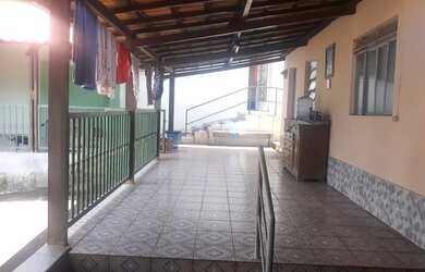 Imagem: A casa possui 3 Dormitórios, 2 Banheiros, 1 Vaga na garagem