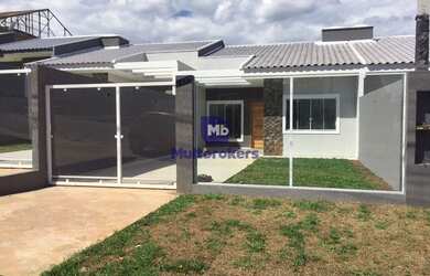 Imagem: A casa possui 3 Dormitórios, 2 Banheiros, 2 Vagas na garagem