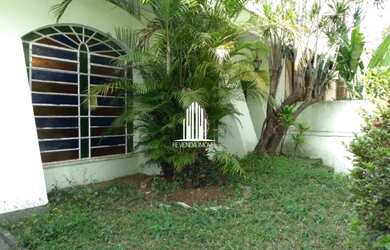 Imagem: A casa possui 3 Dormitórios, 2 Banheiros, 5 Vagas na garagem