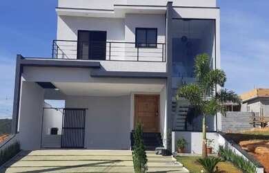 Imagem: A casa possui 3 Dormitórios, 3 Banheiros, 4 Vagas na garagem