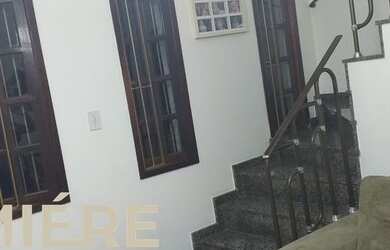 Imagem: A casa possui 2 Dormitórios, 1 Banheiro, 2 Vagas na garagem