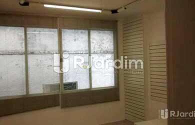 Imagem: O depósito possui 1 Vaga na garagem e 71m² de Área e está