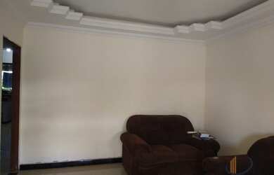 Imagem: A casa possui 5 Dormitórios, 2 Banheiros, 3 Vagas na garagem