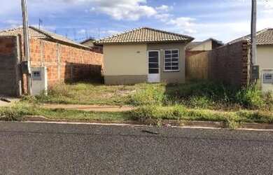 Imagem: A casa possui 2 Dormitórios, 1 Banheiro, 2 Vagas na garagem