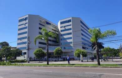 Imagem: O depósito possui 5 Vagas na garagem, 346m² de Área e está