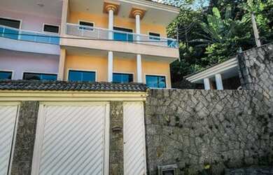 Imagem: A casa em condomínio para alugar possui 4 Dormitórios, 5 Banheiros