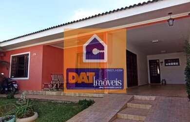 Imagem: A casa possui 4 Dormitórios, 2 Banheiros, 3 Vagas na garagem