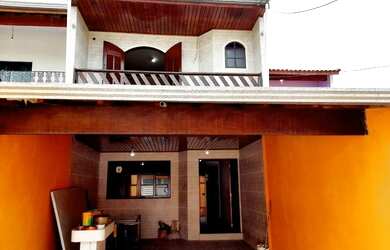 Imagem: A casa possui 3 Dormitórios, 3 Banheiros, 4 Vagas na garagem