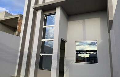 Imagem: A casa possui 2 Dormitórios, 2 Banheiros, 2 Vagas na garagem