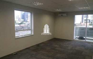 Imagem: O depósito possui 3 Vagas na garagem, 126m² de Área e está