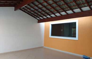 Imagem: A casa possui 3 Dormitórios, 3 Banheiros, 1 Vaga na garagem