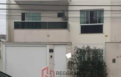 Imagem: A casa possui 3 Dormitórios, 2 Banheiros, 2 Vagas na garagem