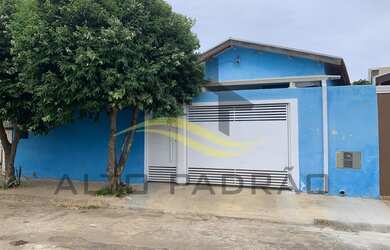 Imagem: A casa possui 3 Dormitórios, 3 Banheiros, 2 Vagas na garagem