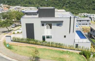 Imagem: A casa em condomínio possui 4 Dormitórios, 5 Banheiros, 4