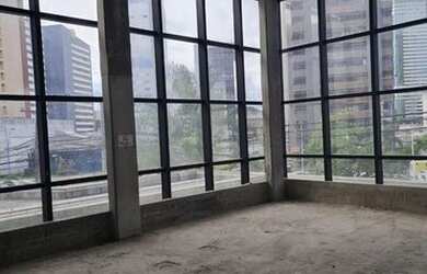 Imagem: O depósito possui 5 Vagas na garagem e 335m² de Área e está