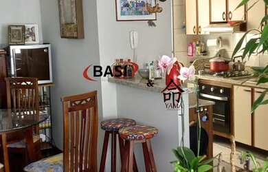 Imagem: O apartamento possui 2 Dormitórios, 1 Banheiro, 1 Vaga na garagem