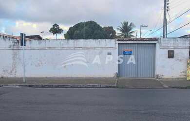 Imagem: A casa possui 3 Dormitórios, 2 Banheiros, 3 Vagas na garagem