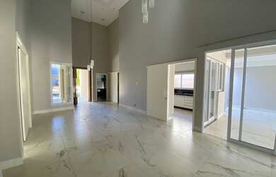 Imagem: A casa em condomínio possui 4 Dormitórios, 4 Banheiros, 5