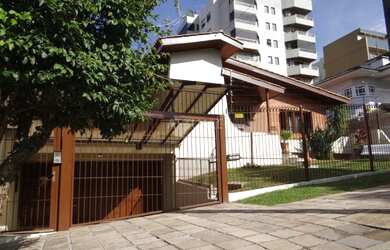 Imagem: A casa possui 3 Dormitórios, 3 Banheiros, 2 Vagas na garagem