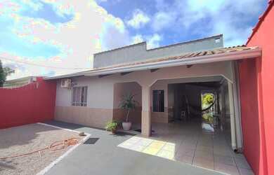 Imagem: A casa possui 2 Dormitórios, 2 Banheiros, 2 Vagas na garagem