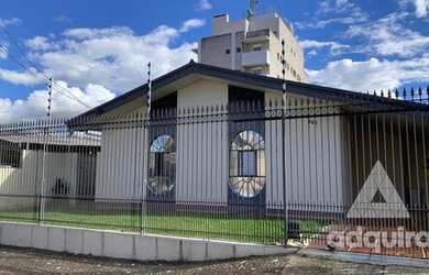 Imagem: A casa possui 4 Dormitórios, 2 Banheiros, 2 Vagas na garagem